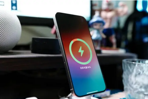 凌源苹果15换屏服务分享用什么充电器给iPhone15充电更好 